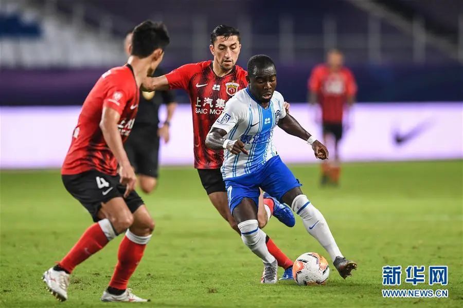 扑克游戏-包含重庆当代力帆逼平天津泰达，争夺欧战资格的词条