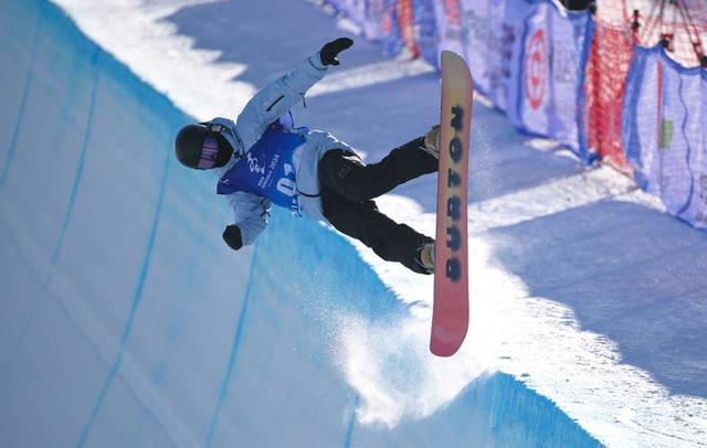 德州扑克游戏-包含运动员们在场上展现出色的比赛技巧，令人赞叹不已的词条