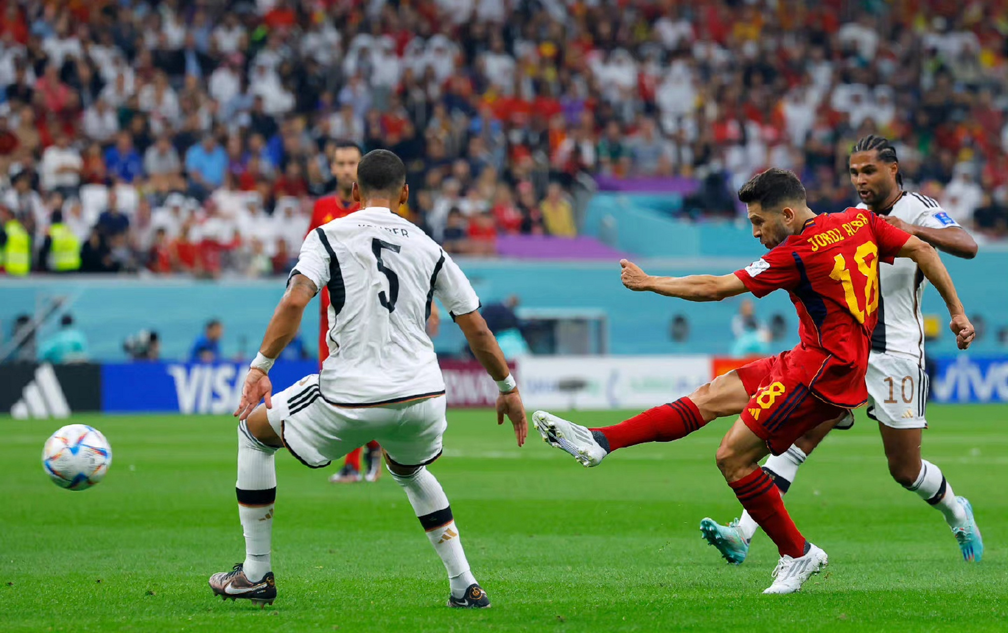 扑克游戏-精彩比赛打破足球界沉闷，吸引全球目光(精彩纷呈的足球比赛)